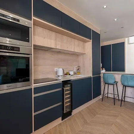 Renovated Bijou Gem In Heart Of