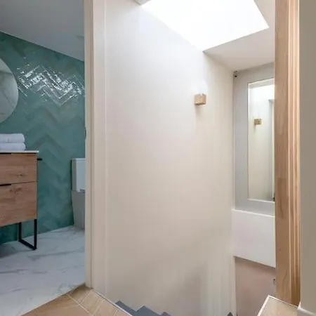 Renovated Bijou Gem In Heart Of Apartment
