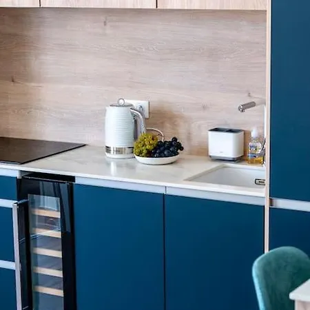Renovated Bijou Gem In Heart Of Apartment
